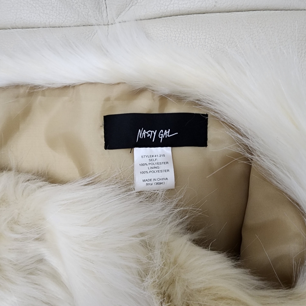 NWOT Nasty Gal Cream Faux Fur Scarf with Black Buckle - Picture 5 of 5